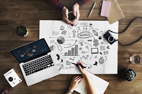 Pour un service optimal, un accompgnement bien étudié . Cette photo illustre un bureau sur lequel est posé une tude et deux mains qui échangent