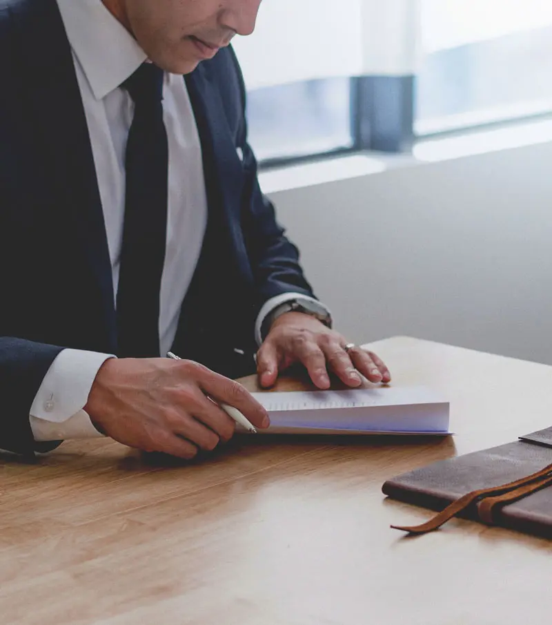 Dirigeants et Prevention des risque au sein de leur site Un dirigeant de TPE lisant un contrat de prestation 2SE Conseils pour la prévention en sécurité de son site industriel