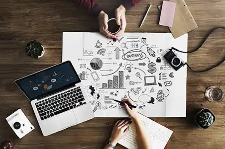 Pour un service optimal, un accompagnement bien étudié . Cette photo illustre un bureau sur lequel est posé une étude et deux mains qui échangent