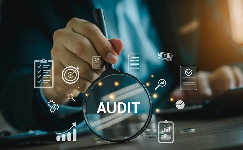 Photos avec des icones d'audit qualité Sécurite et environnement avec un en fond un main d'expert